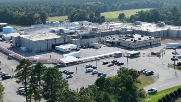 Aerial view of the Boar's Head processing plant in Jarratt, Va., with cars parked in front, undergoing sanitation after a food poiso<em></em>ning outbreak