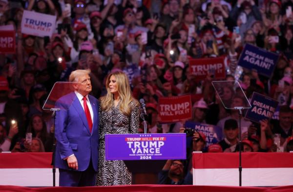 Republican presidential nominee and former U.S. President Do<em></em>nald Trump embraces Melania Trump during a rally at Madison Square Garden