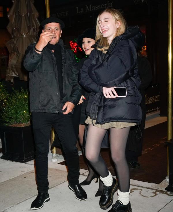 Ariana Grande's family joined her for dinner.