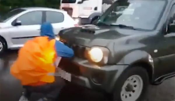 The video that posted on Mo<em></em>nday showed a car refusing to pause amid the protesters blocking the road. 
