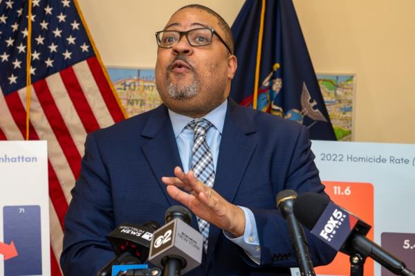 Manhattan DA Alvin Bragg respo<em></em>nds to the Arizona prosecutor who refuses to extradite a Manhattan murder suspect.