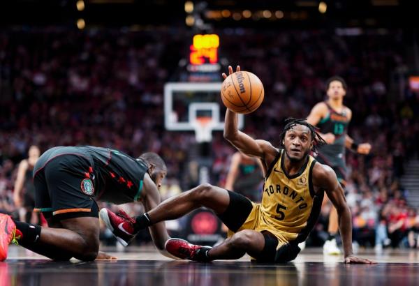 Immanuel Quickley #5 of the Toro<em></em>nto Raptors battles for a loose ball against the Washington Wizards.