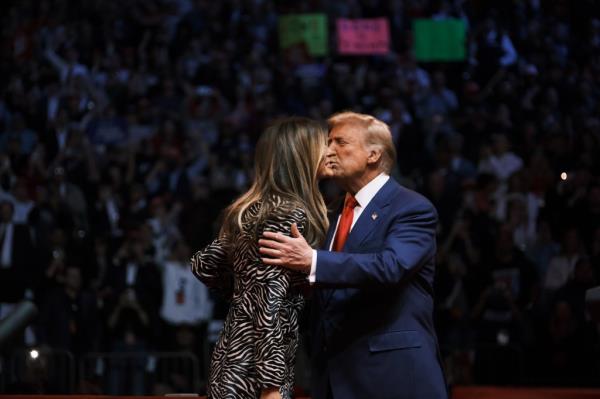 Trump and Melania shared a kiss before his speech.