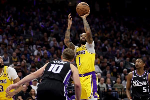 Lakers guard D'Angelo Russell (1) shoots against Sacramento Kings forward Domantas Sabo<em></em>nis (10) during the first half of an NBA basketball game.