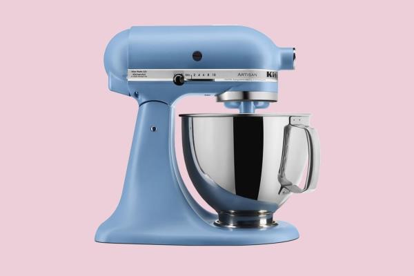 Eva Lo<em></em>ngoria standing next to a blue mixer with a bowl
