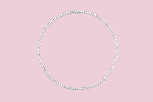 Close up of a necklace worn by Eva Longoria