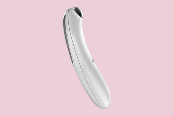 Eva Lo<em></em>ngoria holding a white device with a silver handle