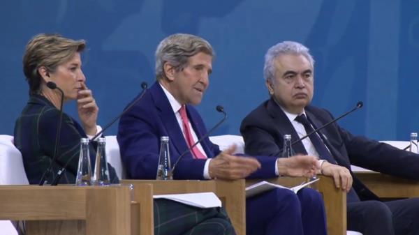 The former secretary of state was speaking next to Becky Anderson, Managing Editor of CNN Abu Dhabi, and Fatih Birol, Executive director of the Internatio<em></em>nal Energy Agency, when a Bronx cheer suddenly erupted midsentence. 