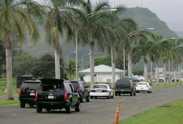 Obama's motorcade leaves Marine Corps ba<em></em>se Hawaii in Kailua, Hawaii on Dec. 29, 2010.