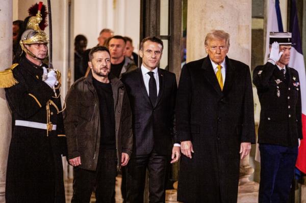 Ukrainian President Volodymyr Zelensky (L) and the newly elected US President Do<em></em>nald Trump (R) leaves the Elys?e Palace after they met with the French President Emmanuel Macron (C)