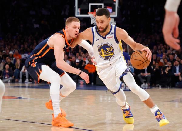 Stephen Curry, who scored 31 points, drives on Do<em></em>nte DiVincenzo during the Knicks' 110-99 loss to the Warriors.