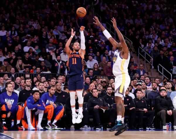 Jalen Brunson, who scored a team-high 27 points, shoots a jumper over Kevon Loo<em></em>ney during the Knicks' loss.