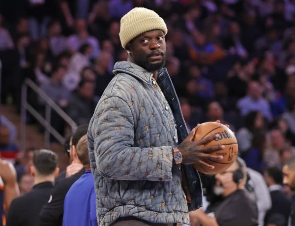 Julius Randle, who is still out with a shoulder injury, looks on during the Knicks' loss.