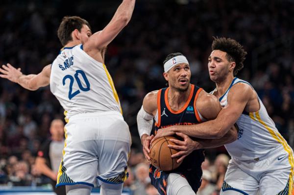 Josh Hart and Stephen Curry dive for a loose ball during the Knicks' loss.