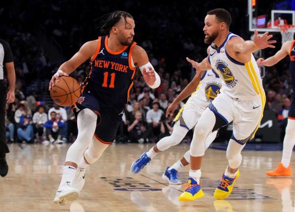 Jalen Brunson, who scored 27 points, drives on Stephen Curry during the Knicks' loss.