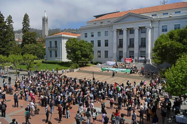 A crowd of protestors gathered in front of Sproul Hall at UC Berkeley.