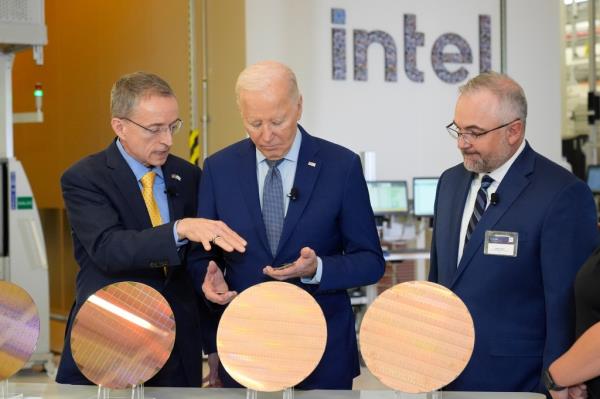 Intel CEO Pat Gelsinger at an Arizona factory with President Biden in March.