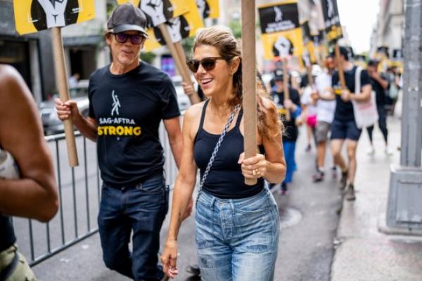 evin Bacon and Marisa Tomei