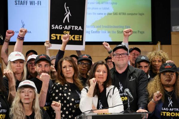 Fran Drescher with other unio<em></em>n members after negotiations ended with the Alliance of Motion Picture and Television Producers, the entity that represents major studios and streamers