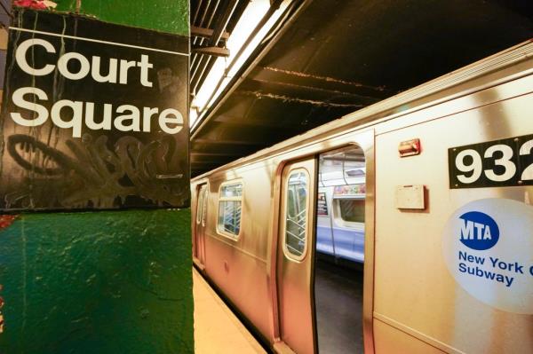 G train leaving Court Square, Queens.</p>

<p>　　
