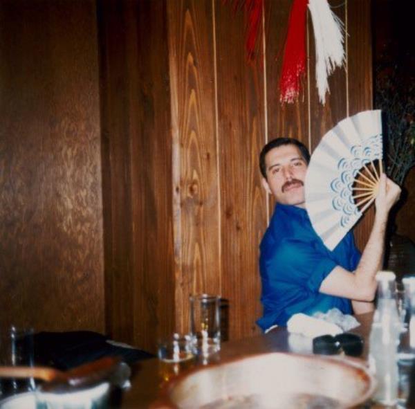 A candid photograph of Freddie relaxing after a co<em></em>ncert in a Japanese restaurant