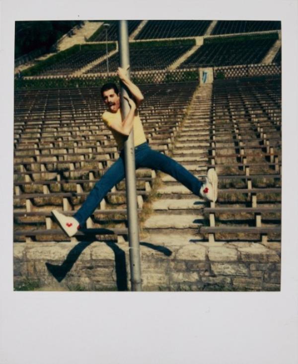 A rare imagine from Freddie?s private album, showing some pre-co<em></em>ncert downtime