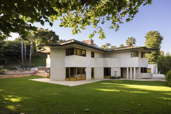 Living large and modern in Malibu