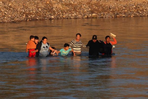 This small group led by a one armed smuggler are seen crossing the Rio Grande River in Eagle Pass, TX. A mother with 3 kids from Venezuela explained that the CB1 program in Mexico City hadnat been working correctly so took the decision to enter the US illegally. Further downstream a group numbering a<em></em>bout 150 were detained by waiting border patrol.</p>

<p>　　
