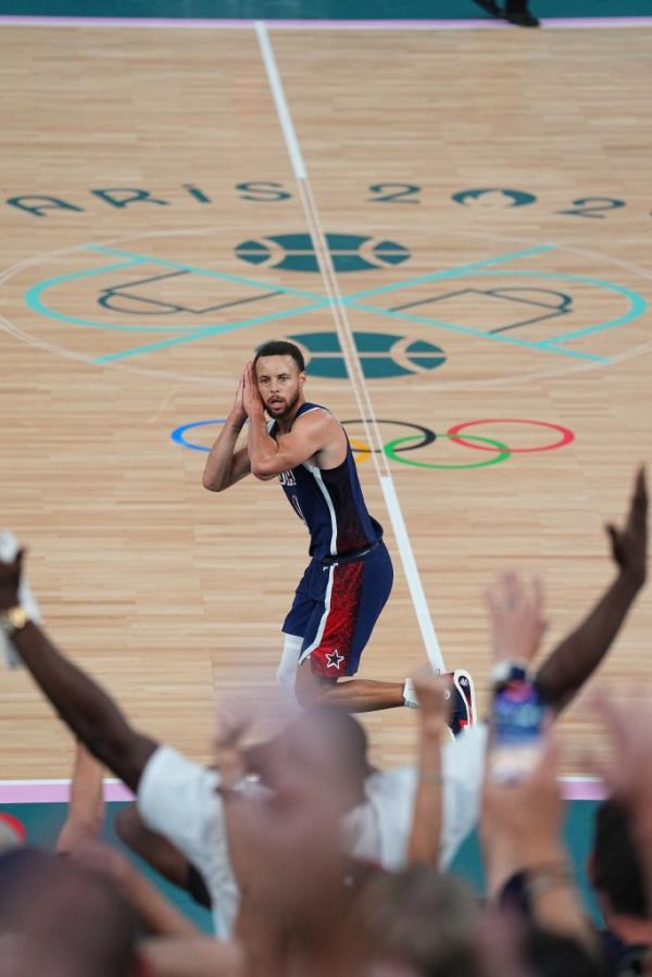 Stephen Curry celebrates during the game during the Mens Gold Medal game at the  AccorHotels Arena on August 10, 2024 in Lille, France. 
