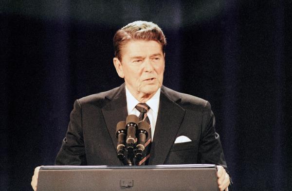 President Ro<em></em>nald Reagan debating at a podium with micropho<em></em>nes against Walter Mo<em></em>ndale in 1984