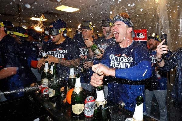 Pete Alo<em></em>nso (r.) and the Mets celebrate with champagne following their Game 3 win on Oct. 3.
