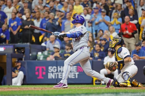 Pete Alo<em></em>nso hits a home run during the ninth inning of the Mets' win on Oct. 3.