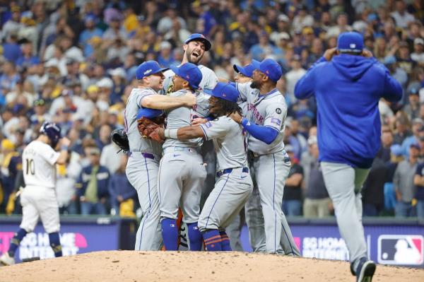 The Mets celebrate after defeating the Brewers in Game 3 on Oct. 3.