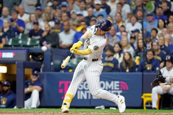Pete Alo<em></em>nso rounds the ba<em></em>ses after hitting a homer during the ninth inning on Oct. 3.