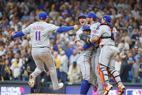 Jose Iglesias (11) and the Mets celebrate after recording the final out of Game 3 on Oct. 3.