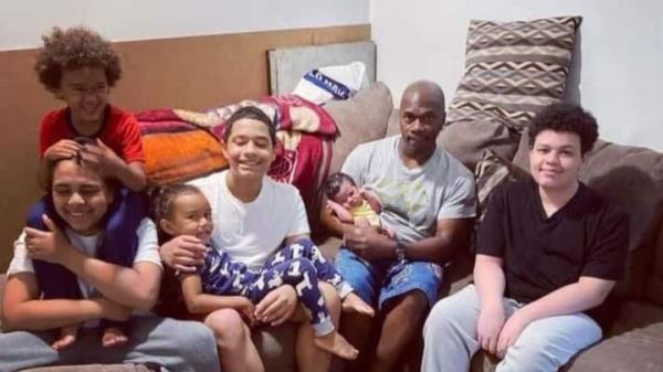 The father leaves behind seven children. 