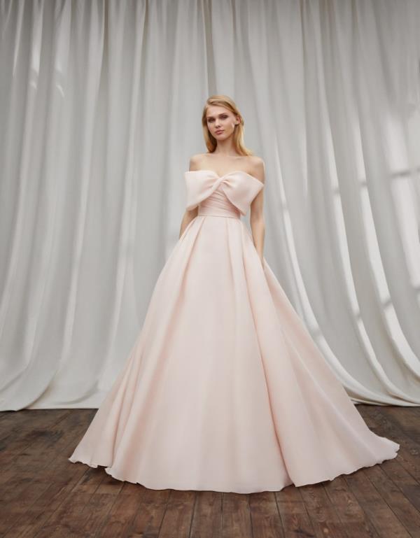 There are four things that must come together for the perfect dress: The details of the wedding (venue and date), the bride’s perso<em></em>nal style, the style of the wedding, and the budget.
