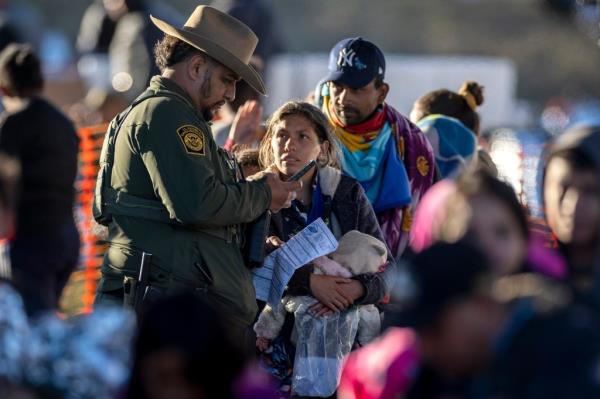 Migrants cross the Rio Grandecalled the Rio Grande in the United States through Ciudad Juarez