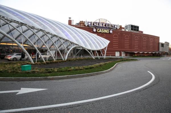 Picture of the outside of Empire City