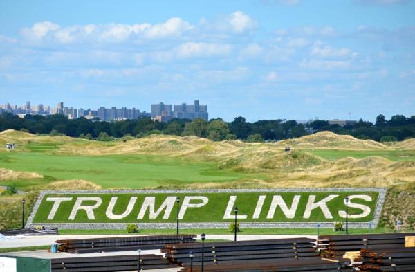 Picture of the Trump l<em></em>inks sign