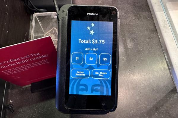 Starbucks customers showed backlash the company's tip prom<em></em>pts last year.