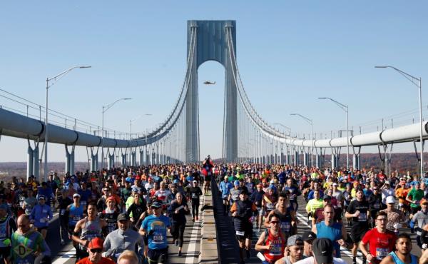 Marathon runners cross the Verrazano-Narrows Bridge