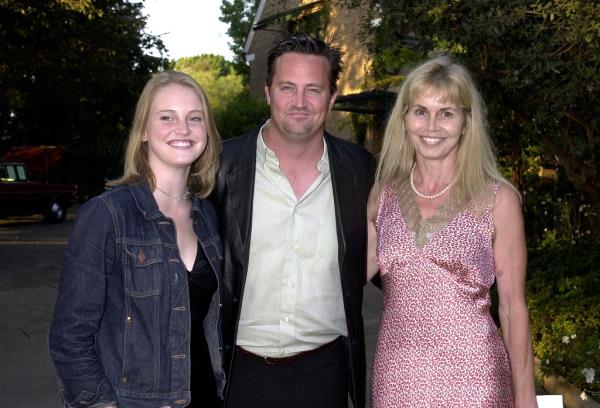 </p>

<p>　　Matthew Perry with mom Suzanne & sister Emily smiling. 