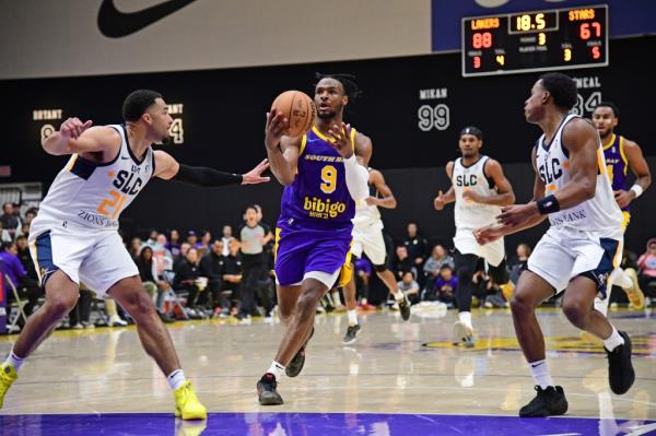 Bro<em></em>nny James (9) during his G League debut for the South Bay Lakers on Nov. 9, 2024.