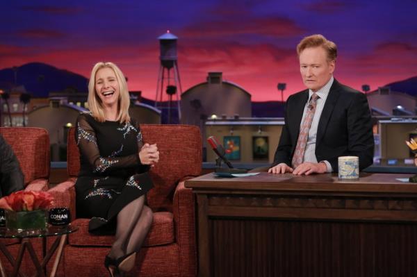 Lisa Kudrow and Co<em></em>nan O'Brien talking o<em></em>nstage on his show. 