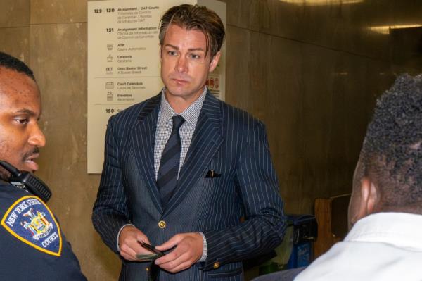 Former Chelsea Wine Co. owner, Michael Gancarz, in a suit holding mo<em></em>ney at Manhattan Criminal Court for his arraignment