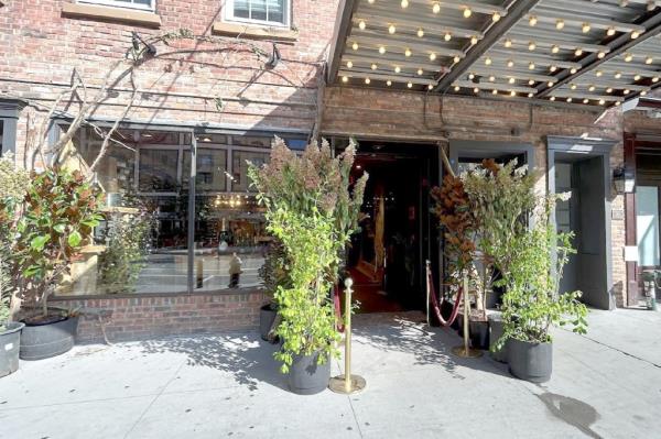 Exterior view of Chelsea Wine Co. on 60 9th Ave, Manhattan, with inactive liquor license as of June 4.