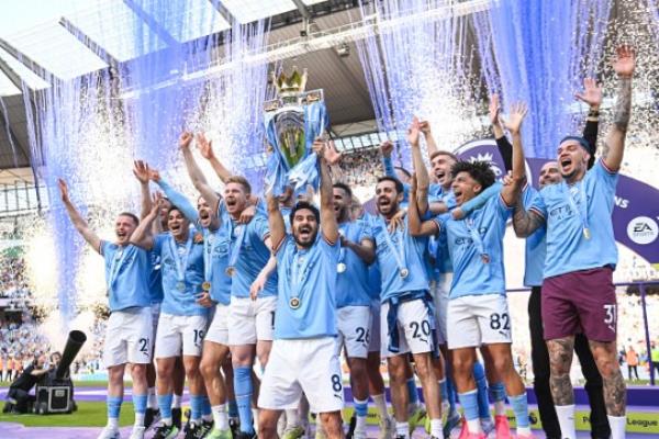 Manchester City lift Premier League title