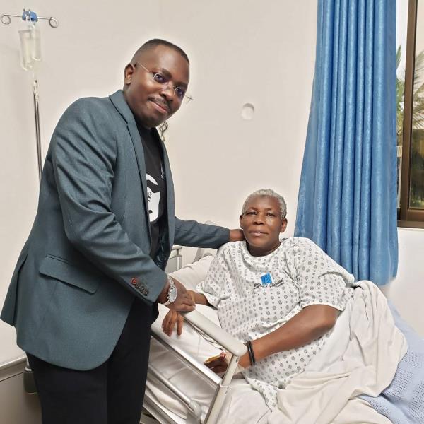 KAMPALA, Uganda a A 70-year-old woman in Uganda has given birth to twins after receiving fertility treatment, making her one of the worldas oldest new mothers.</p>

<p>　　