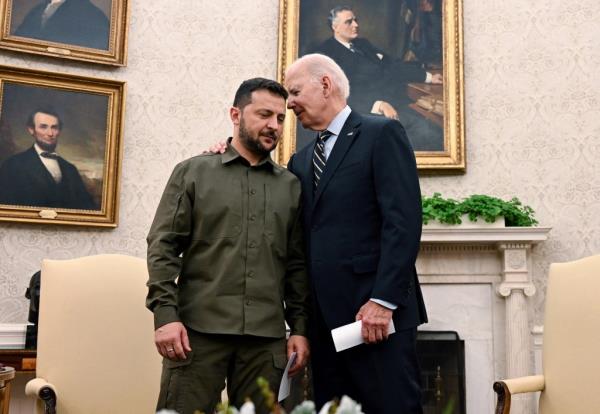 Ukrainian President Volodymyr Zelensky and US President Joe Biden talk in the Oval Office at the White House during a meeting on Sept. 21, 2023.